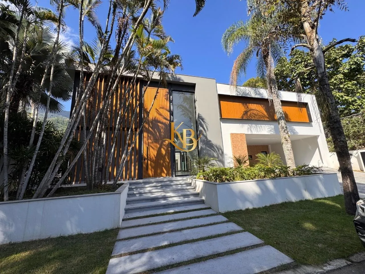 Casa com 5 quartos e área de piscina ao ar livre — photo 3
