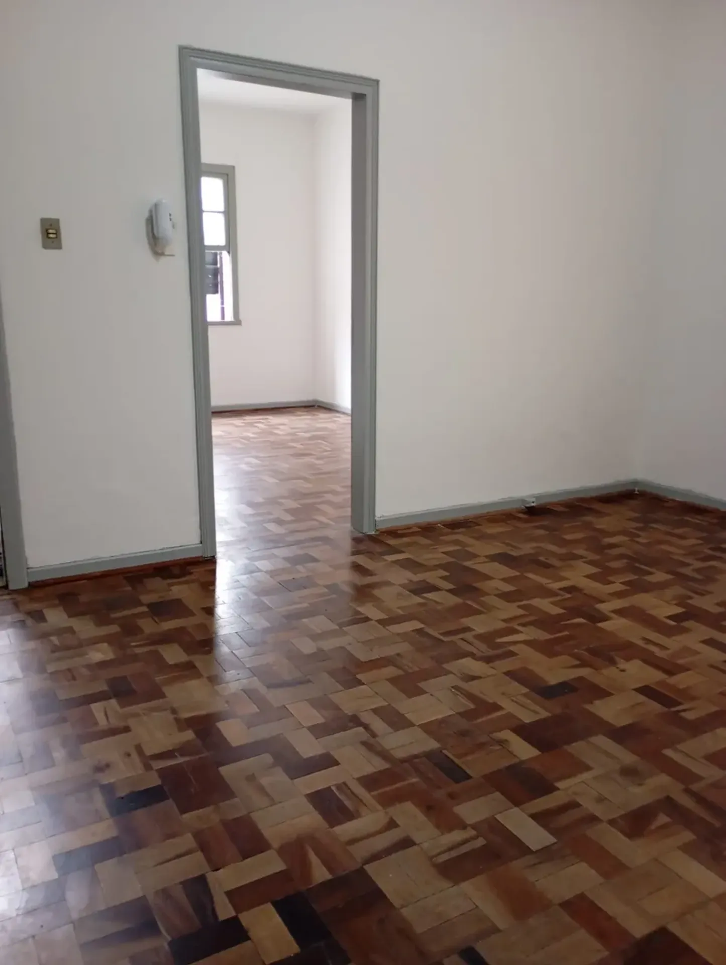 Wood or laminate floors in a 4-bedroom apartment, 110 m² — photo 16