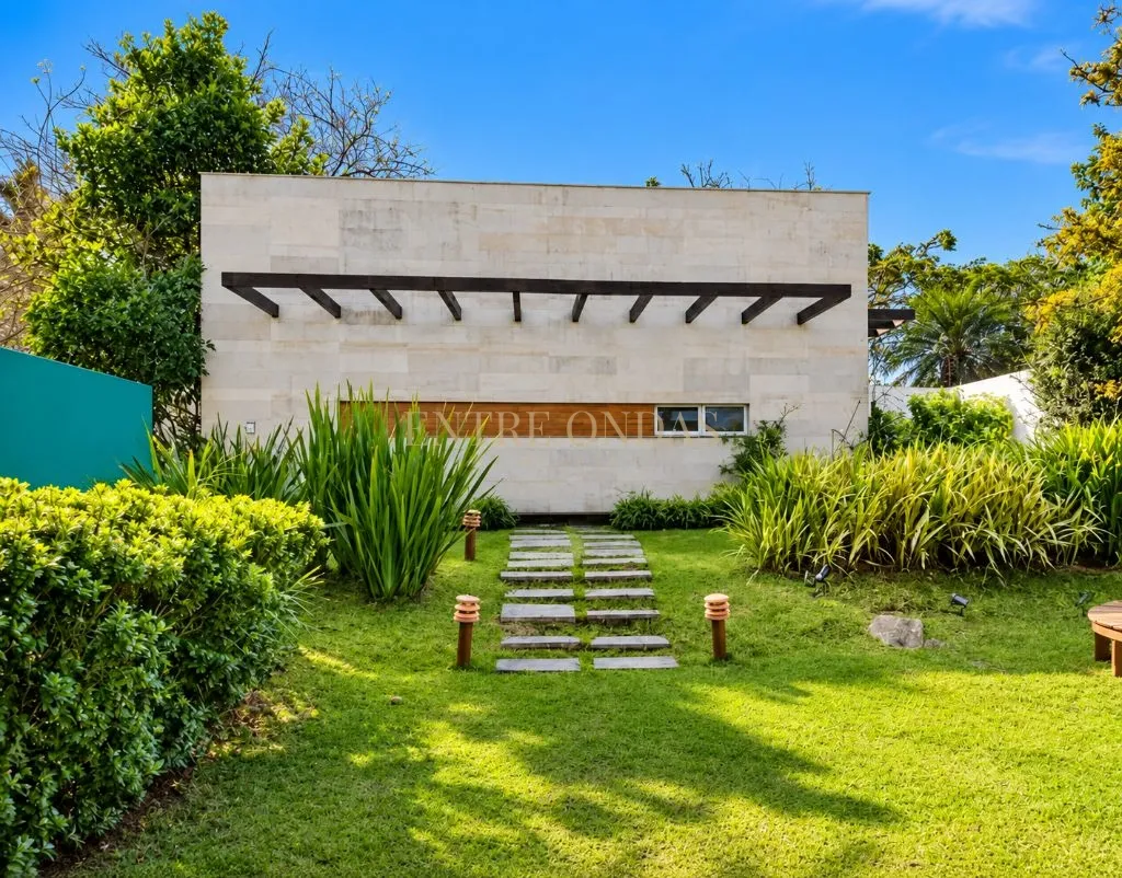 700 m² house with a bathtub and a fireplace — photo 9