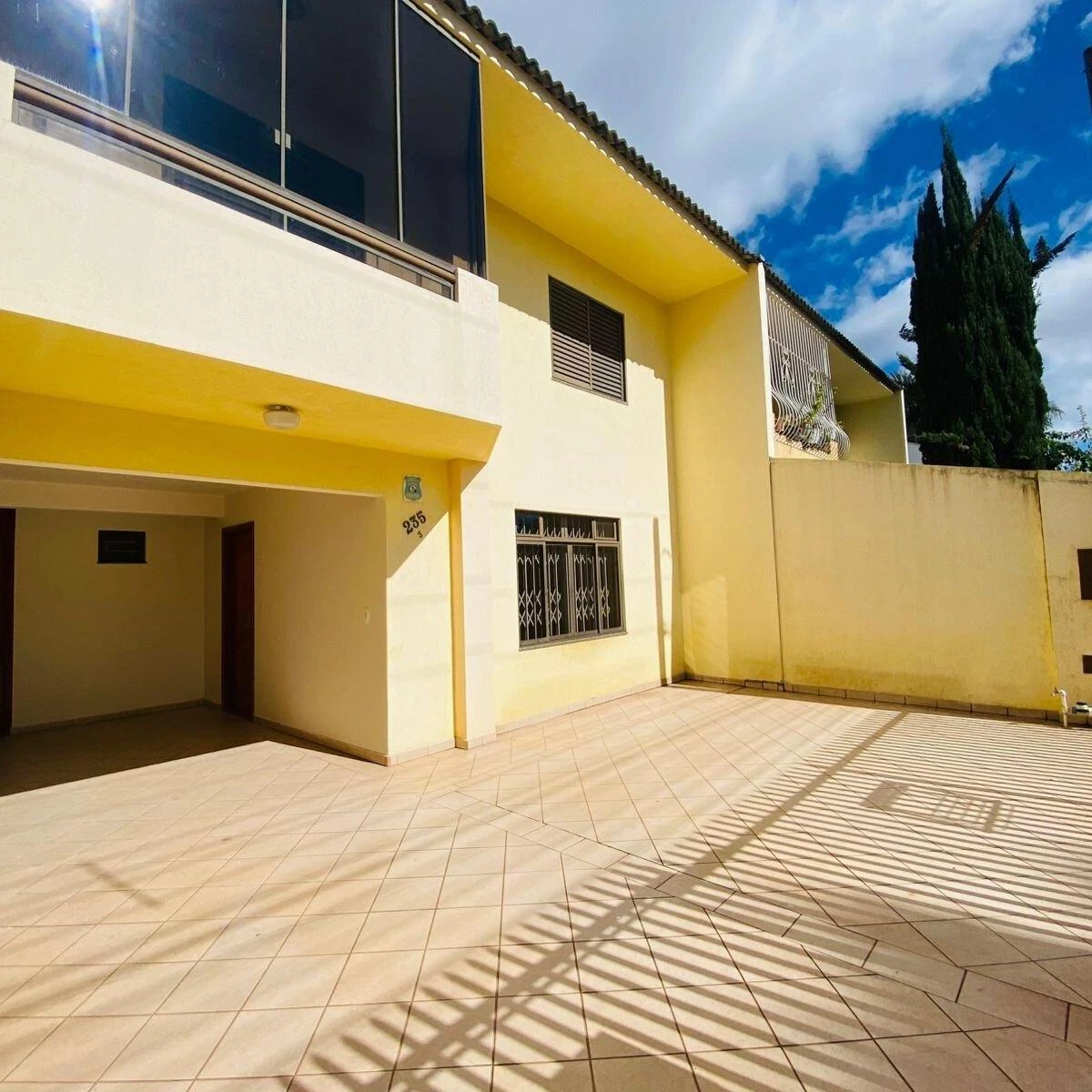 3-bedroom house with a glass-enclosed balcony in Curitiba — photo 7