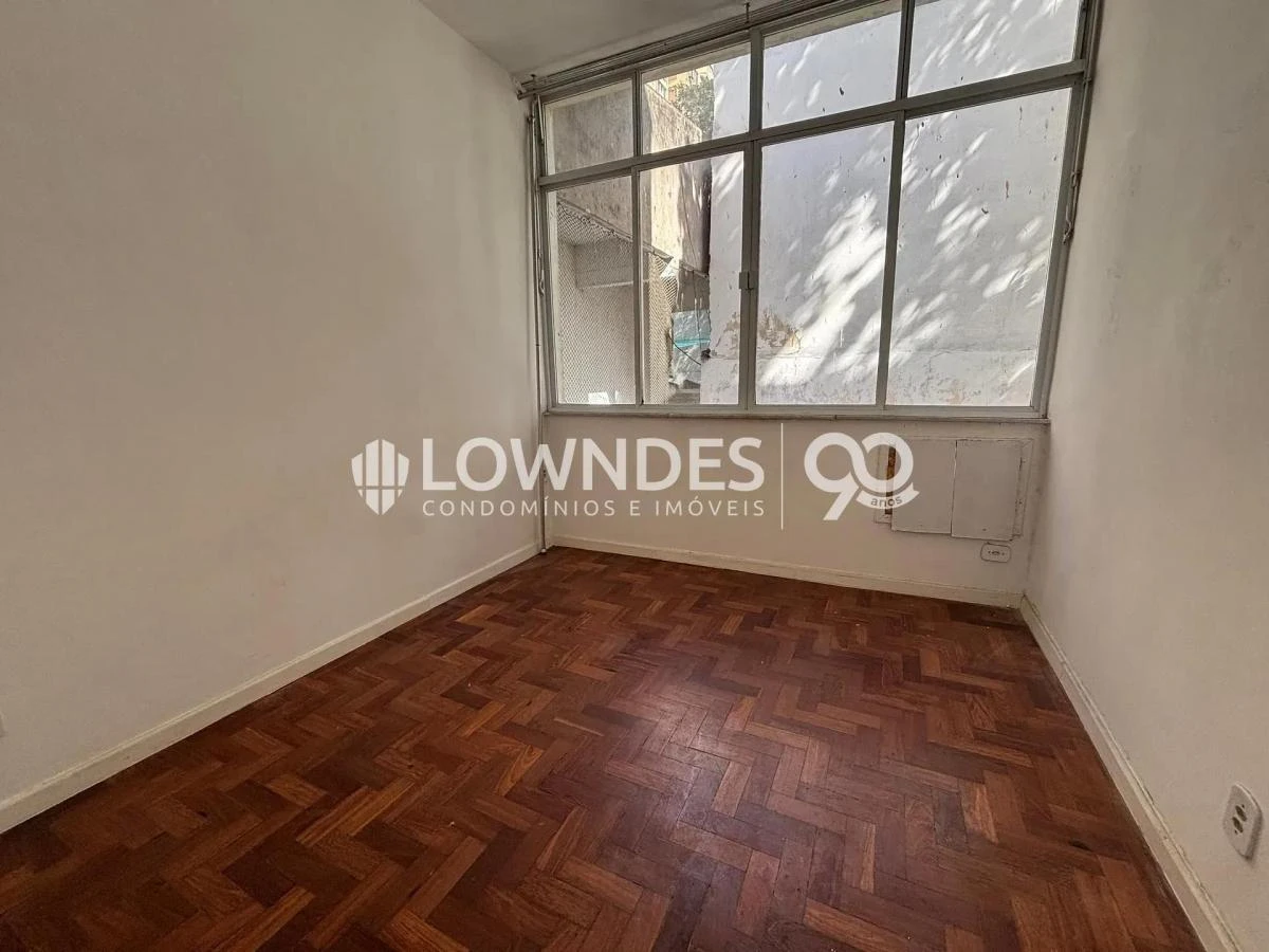 One-bedroom apartment with wood or laminate floors — photo 3