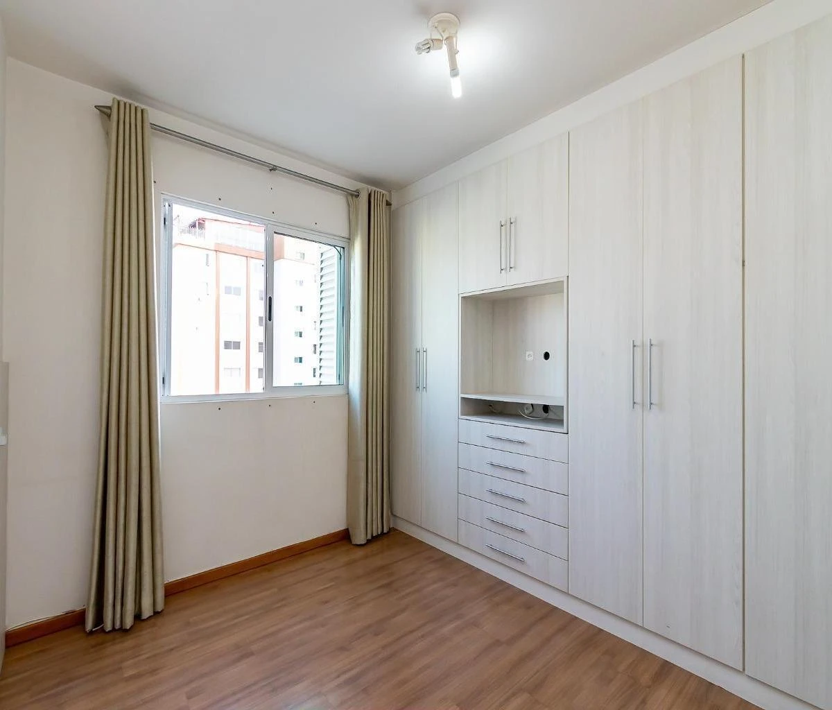 4-bedroom apartment with a home office in Curitiba — photo 24