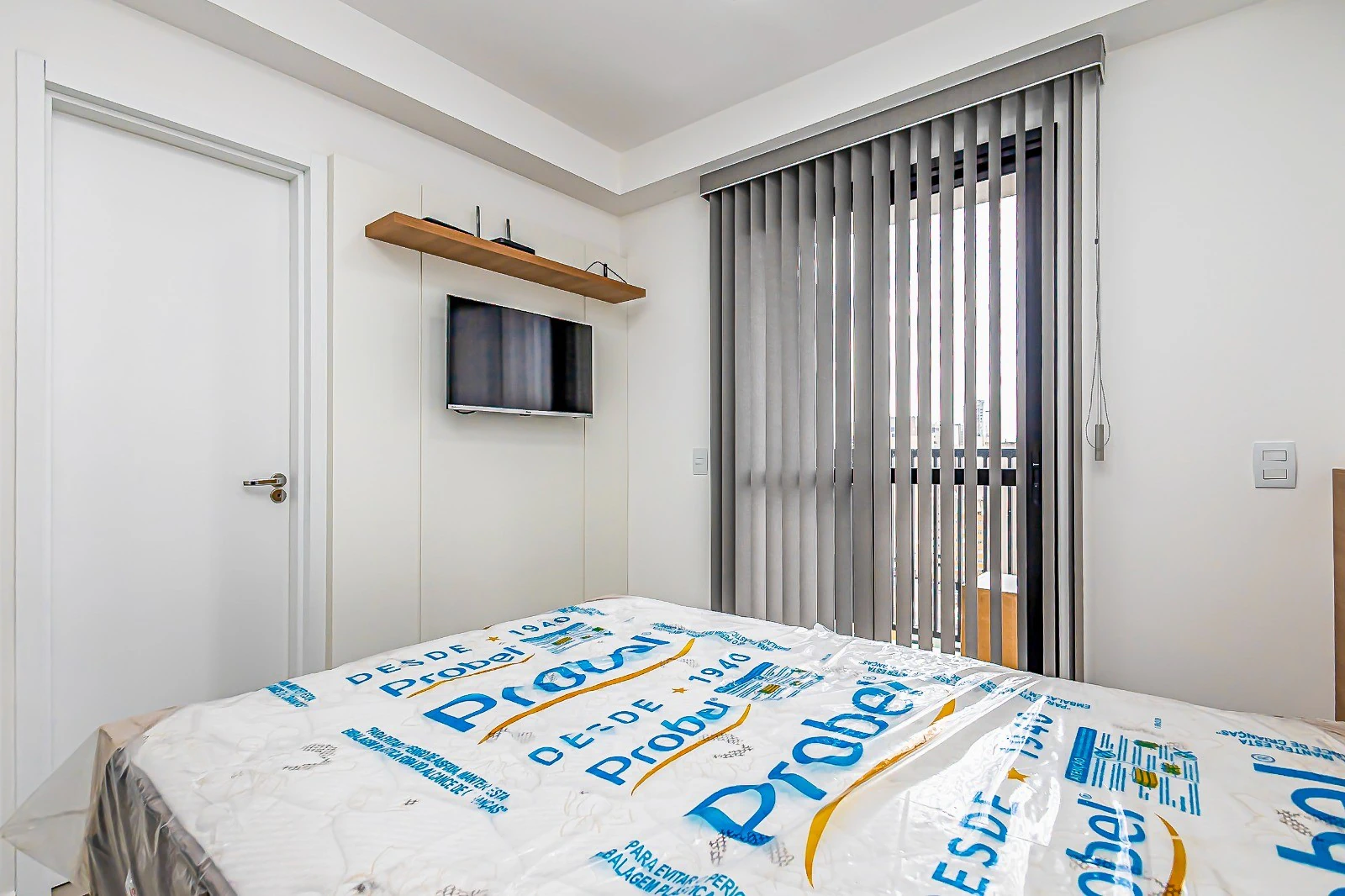 Furnished studio in a building with a coworking space — photo 15