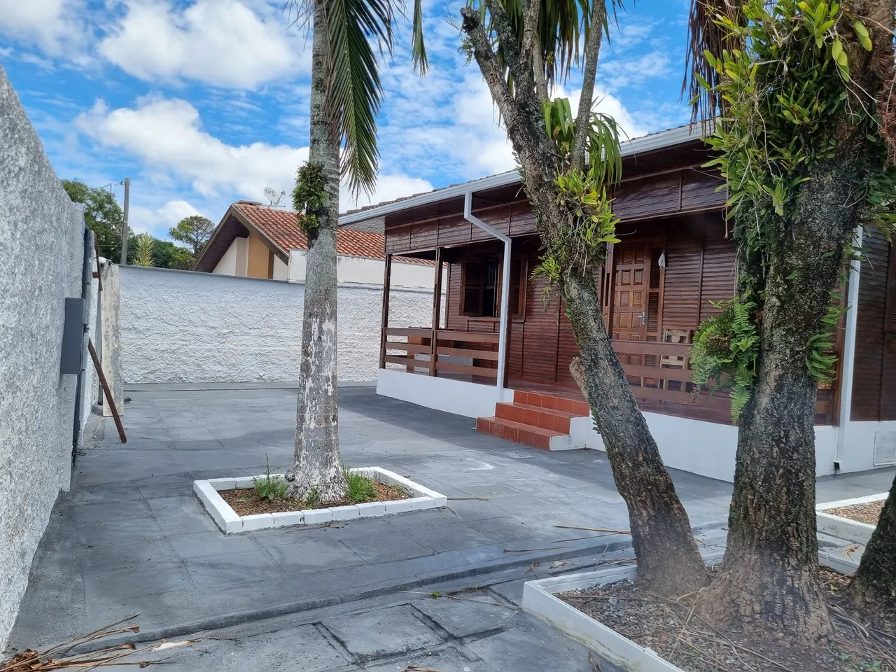3-bedroom house with wood or laminate floors in Curitiba — photo 8