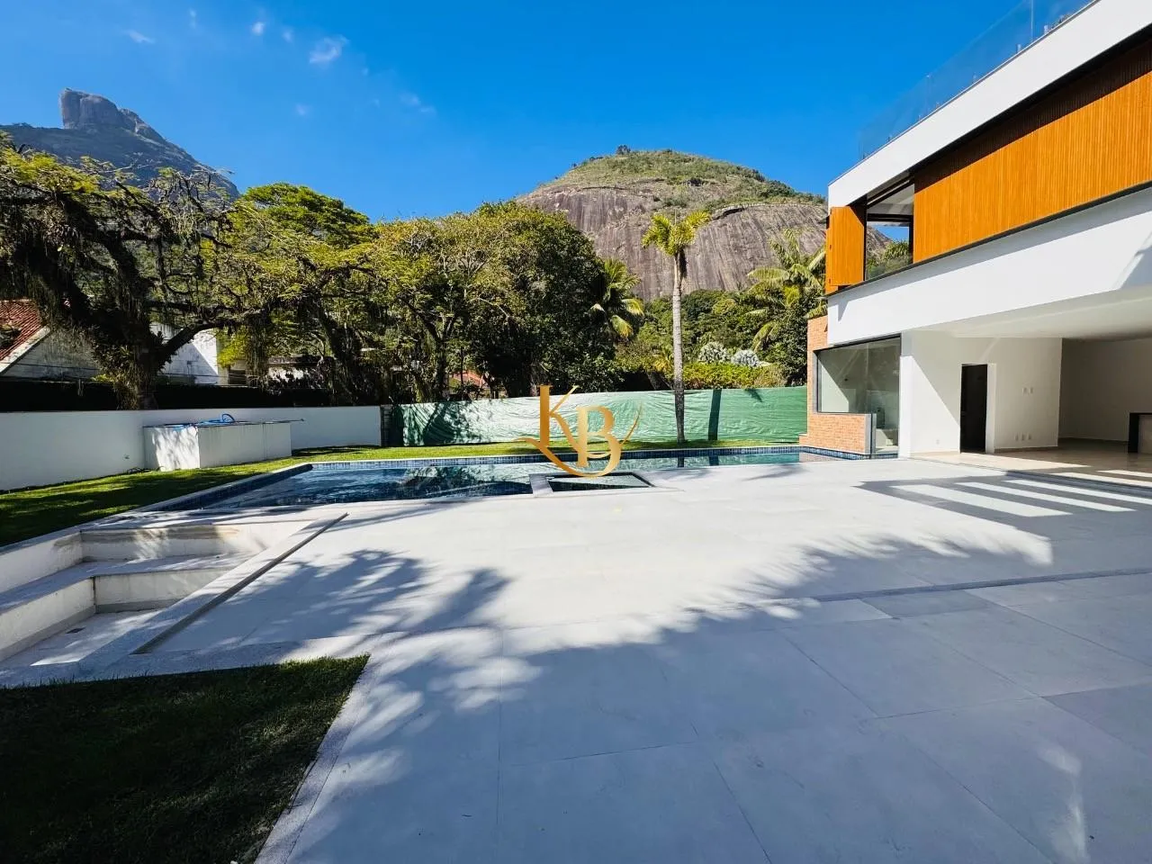 Casa com 5 quartos e área de piscina ao ar livre — photo 9