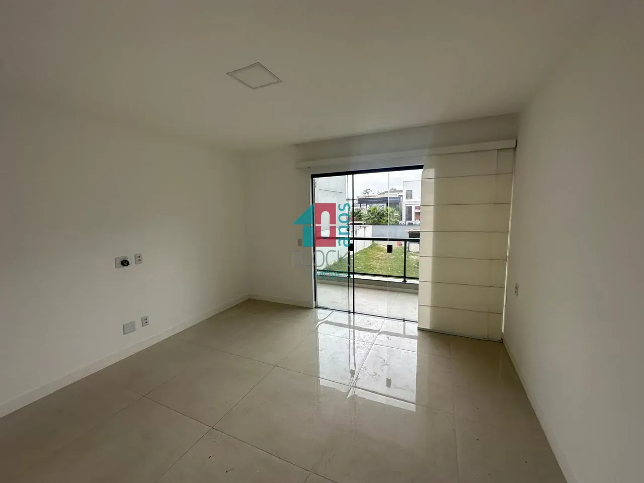 Condominium house with 5 en-suites and open-plan kitchen — photo 24