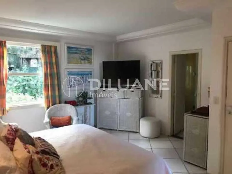 297 m² house with 6 bedrooms and 7 bathrooms — photo 18