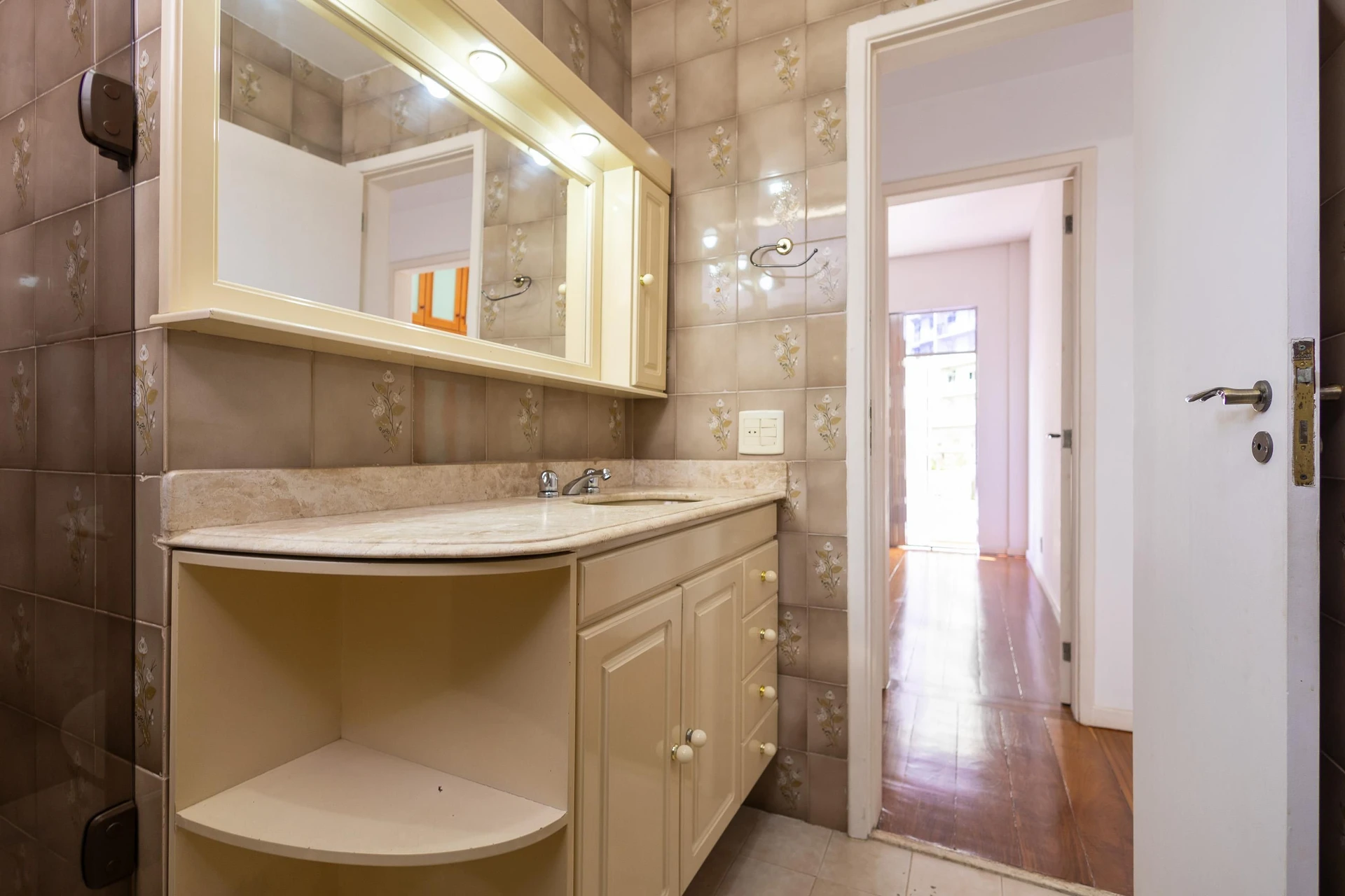 77 m² apartment with a home office and a mountain view — photo 40