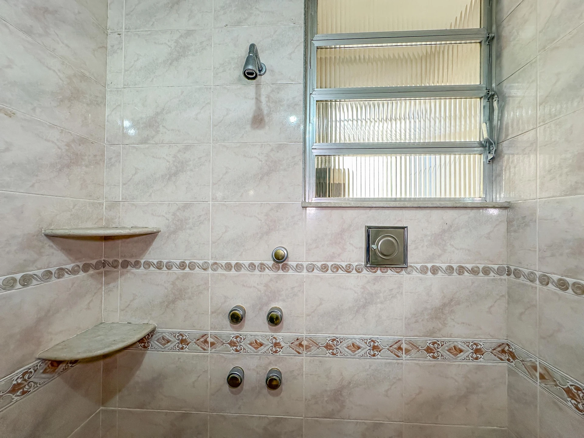 140 m² apartment with a jacuzzi and a bathtub — photo 7