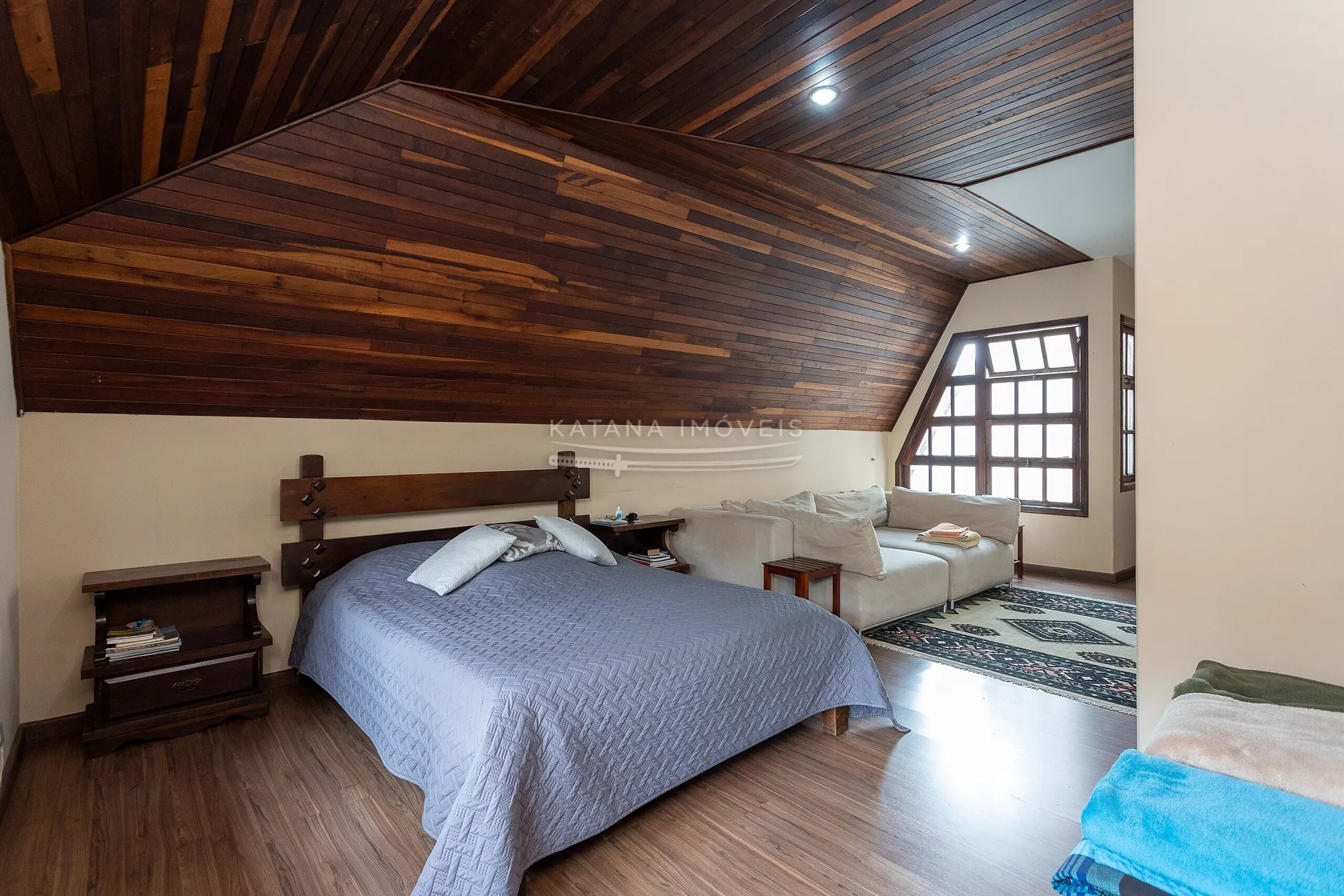 House with a closed kitchen and gas stove, 4 bedrooms — photo 18
