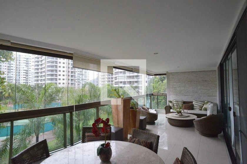 Glass-enclosed balcony in a 4-bedroom apartment, 233 m² — photo 13