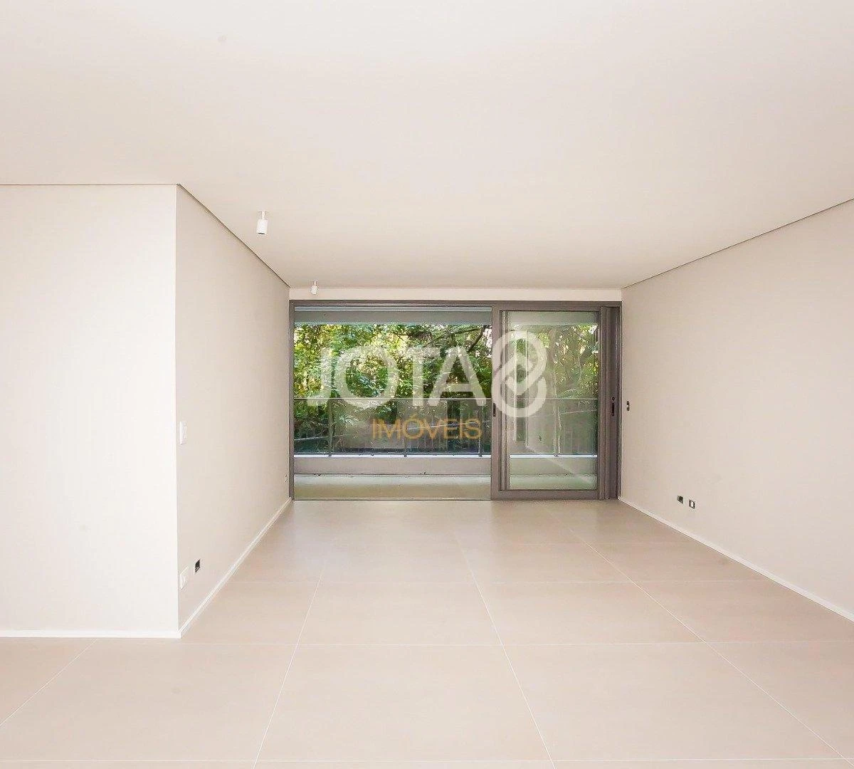 Balcony with a grill in a 3-bedroom apartment, 143 m² — photo 33