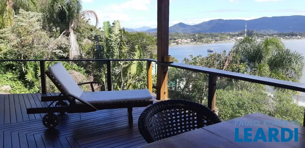 Single-story house with 5 bedrooms and floor-to-ceiling windows — photo 4