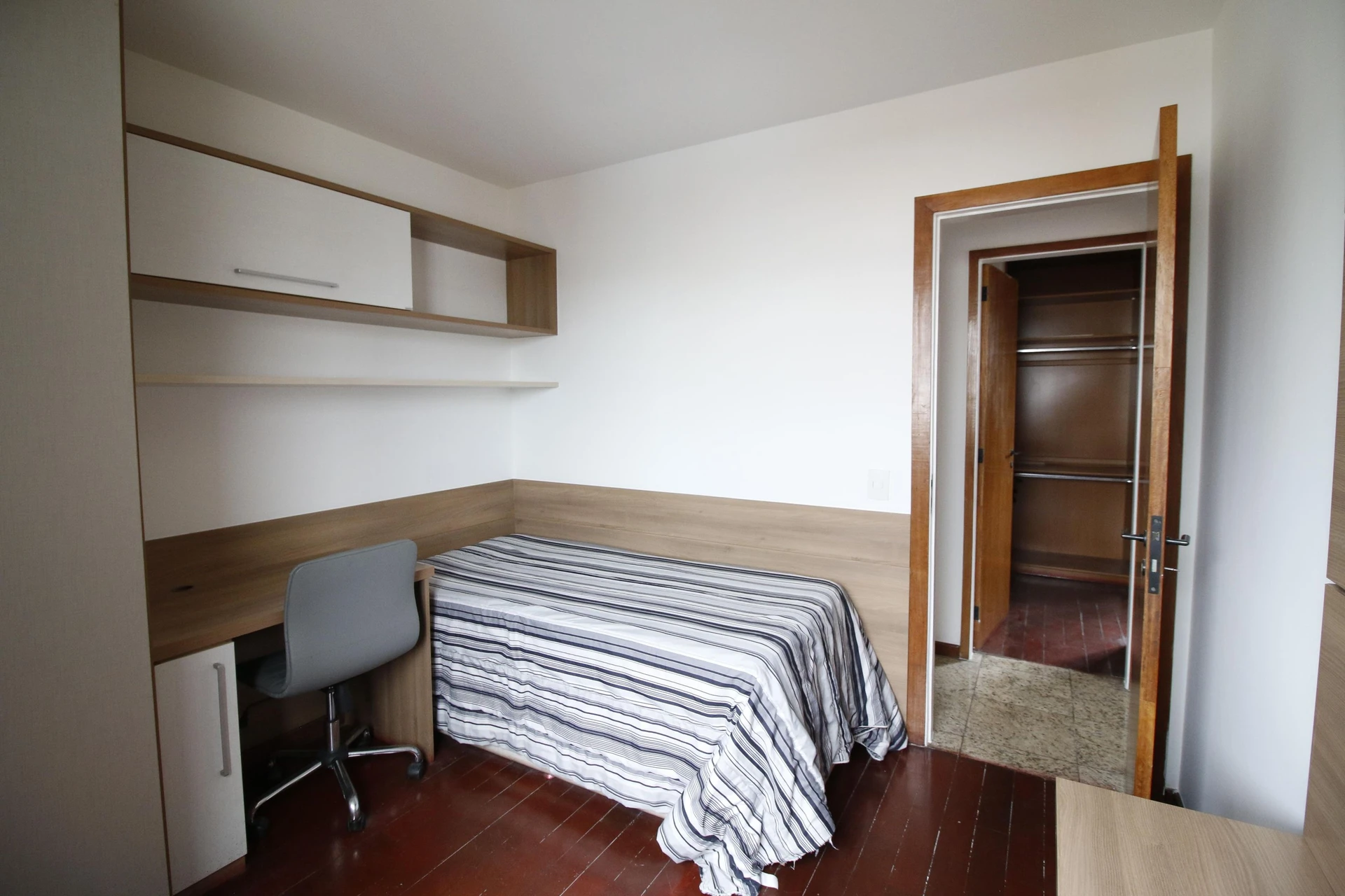 Balcony with a grill in a 4-bedroom apartment, 172 m² — photo 27