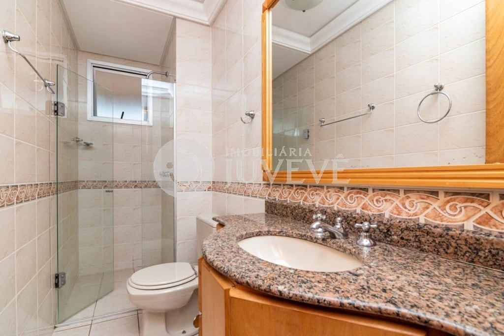 130 m² apartment with a walk-in closet and a bathtub — photo 3