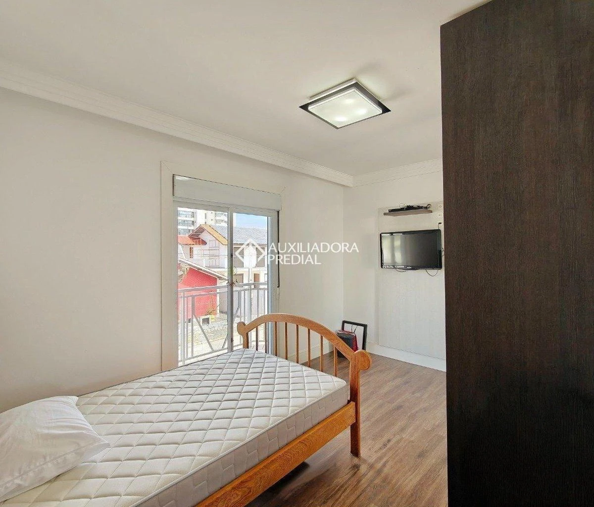 Water view in a 4-bedroom house, 320 m² — photo 32