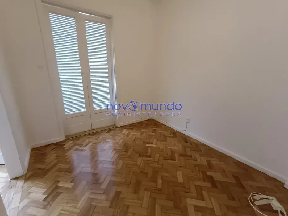 Apartamento de 3 quartos com piso de madeira ou laminado — photo 12