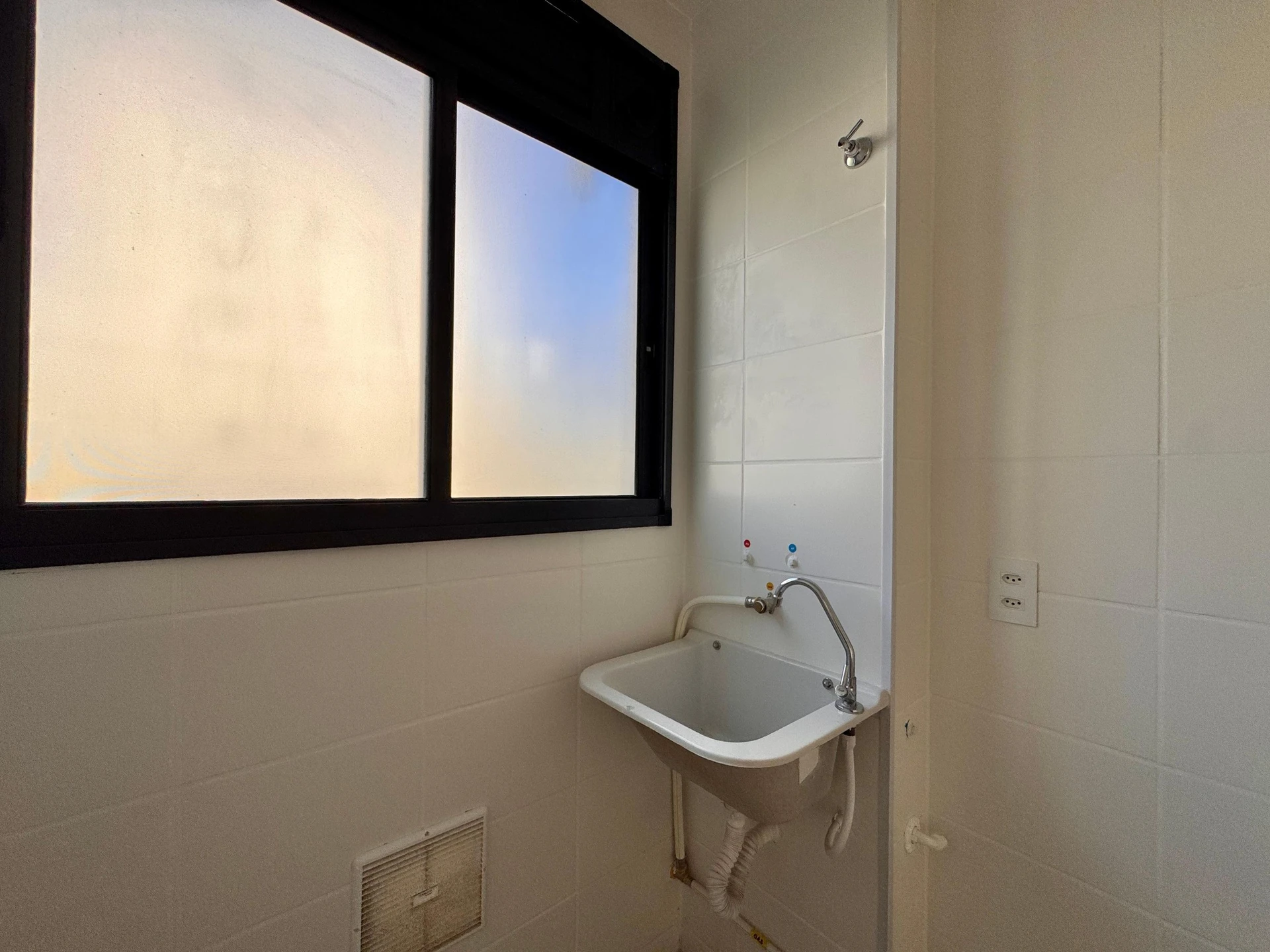 Unfurnished 2-bedroom apartment with parking and balcony — photo 4