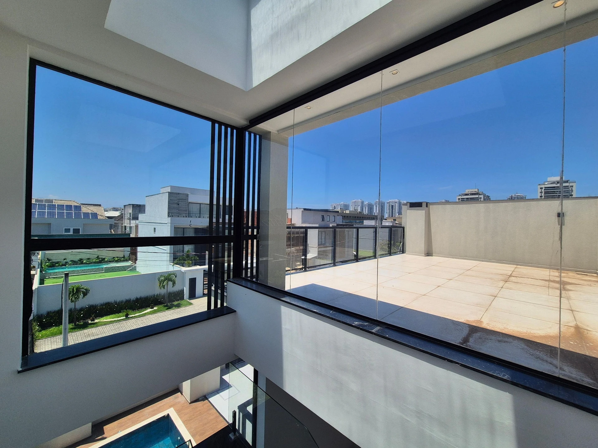 4-bedroom house with a glass-enclosed balcony — photo 10