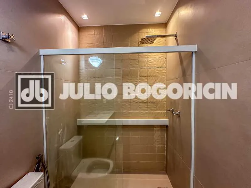 Walk-in closet in a 3-bedroom apartment, 110 m² — photo 10
