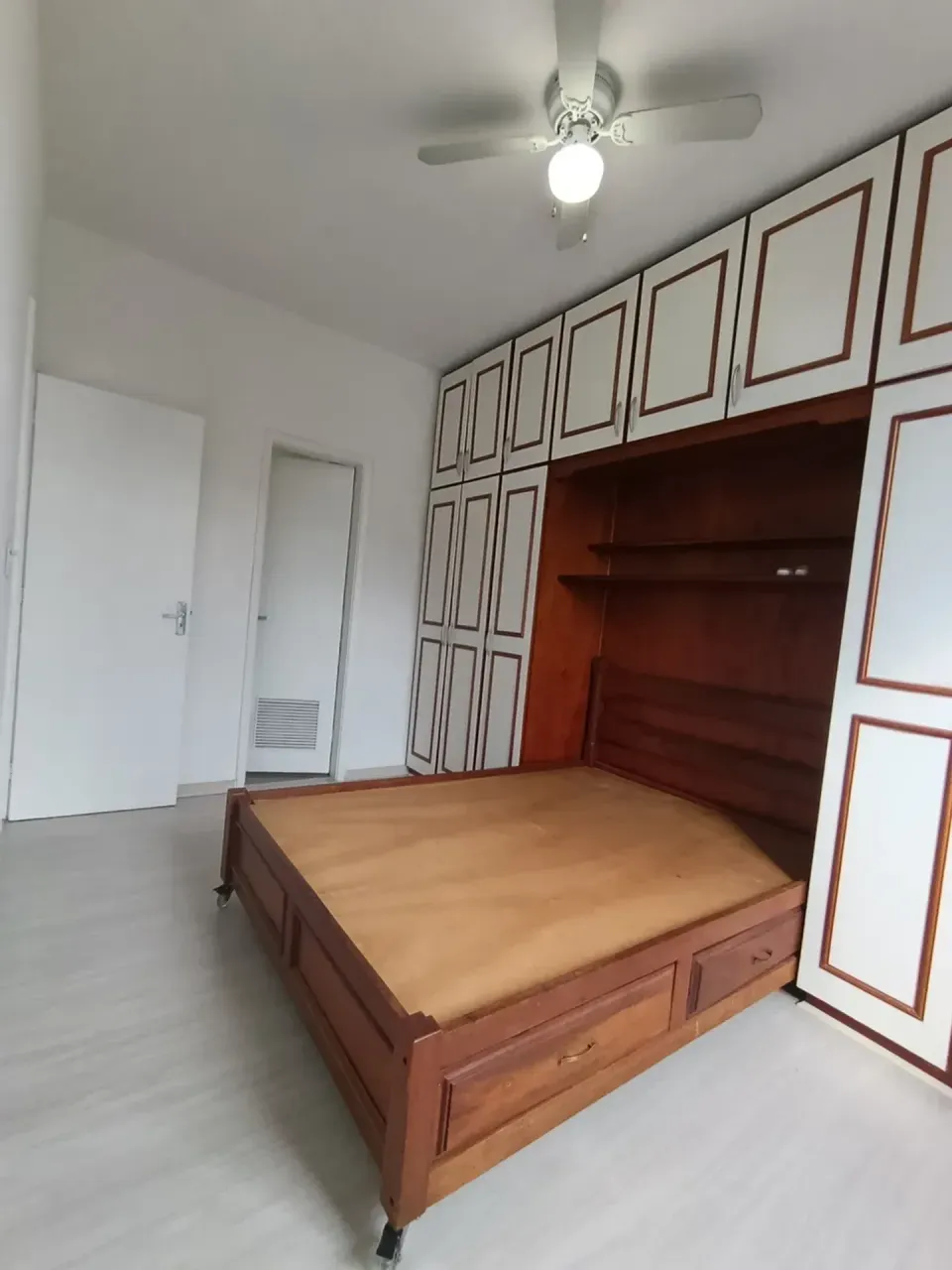 1-bedroom apartment with a glass-enclosed shower — photo 8