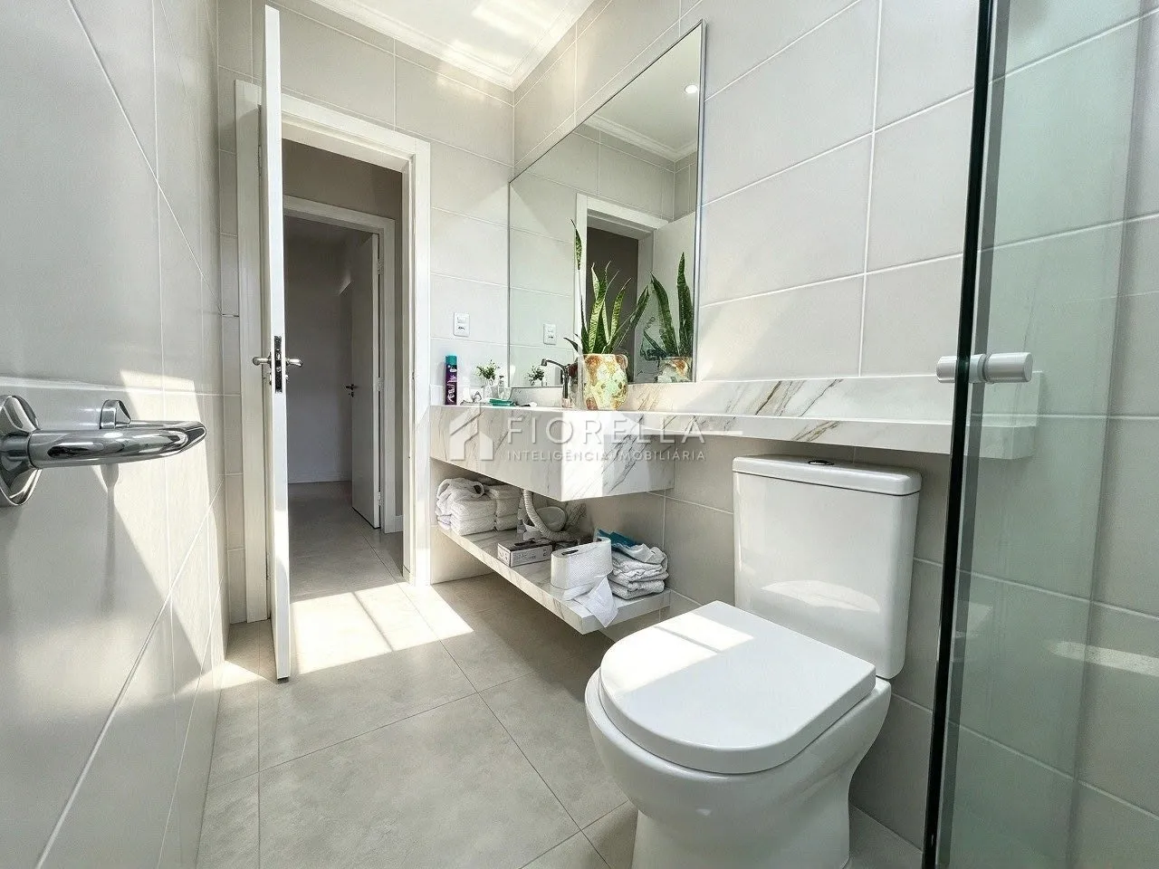 Furnished apartment, 184 m², with a glass-enclosed balcony — photo 18