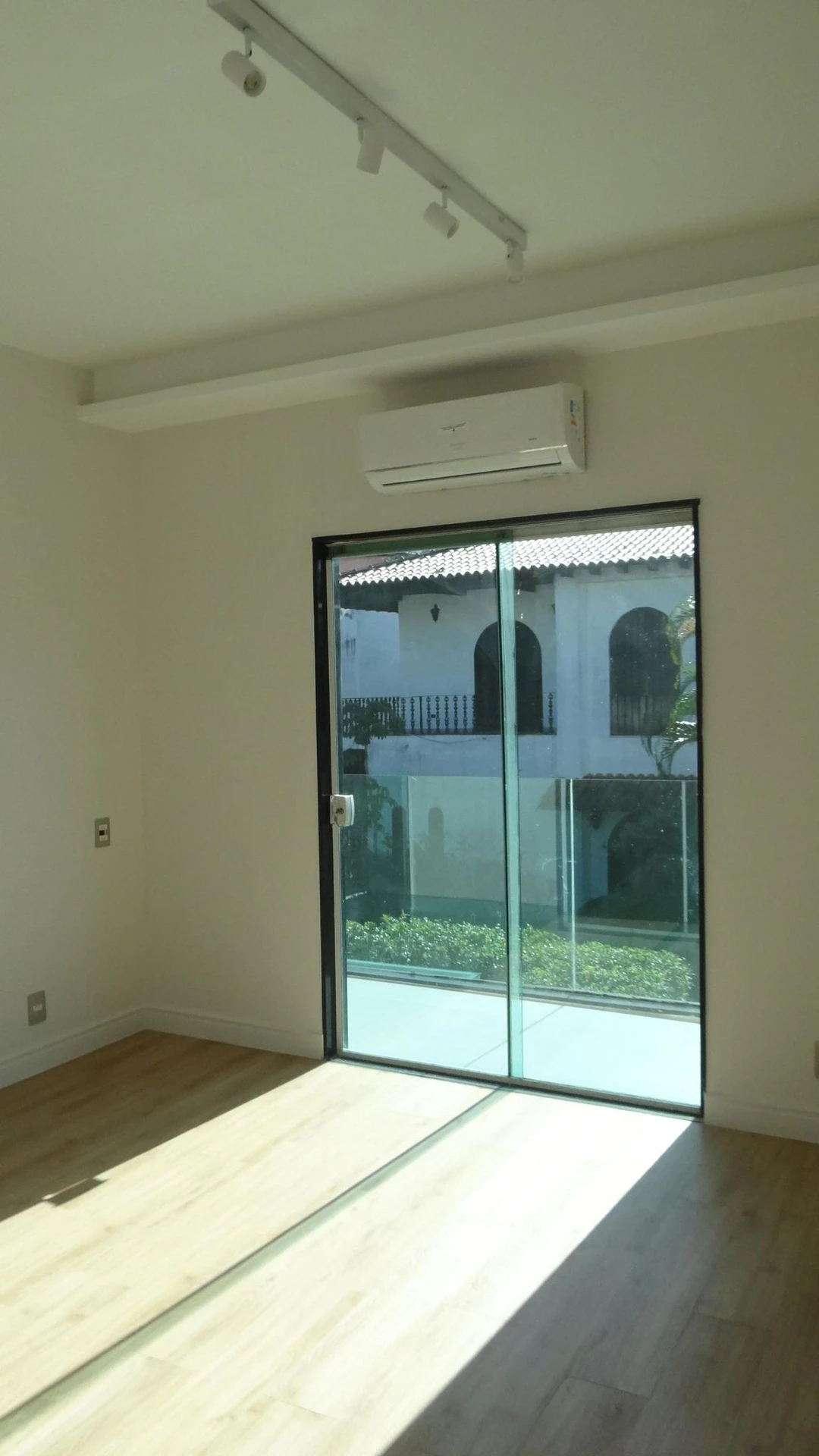 Casa de 384 m² com janelas do piso ao teto e varanda gourmet — photo 9
