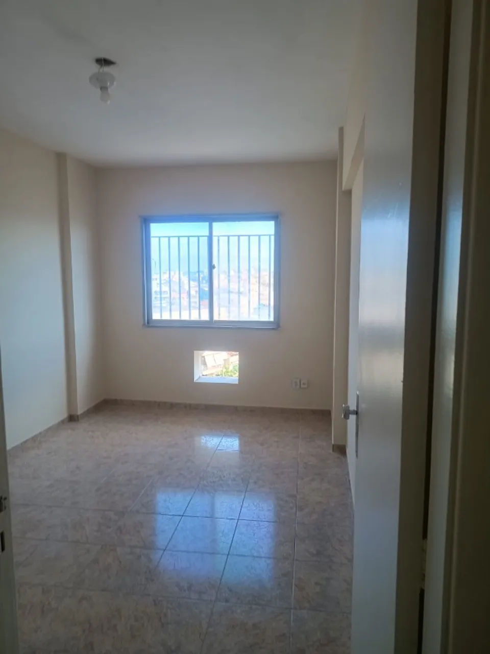 One-bedroom apartment in a building with a gym — photo 3