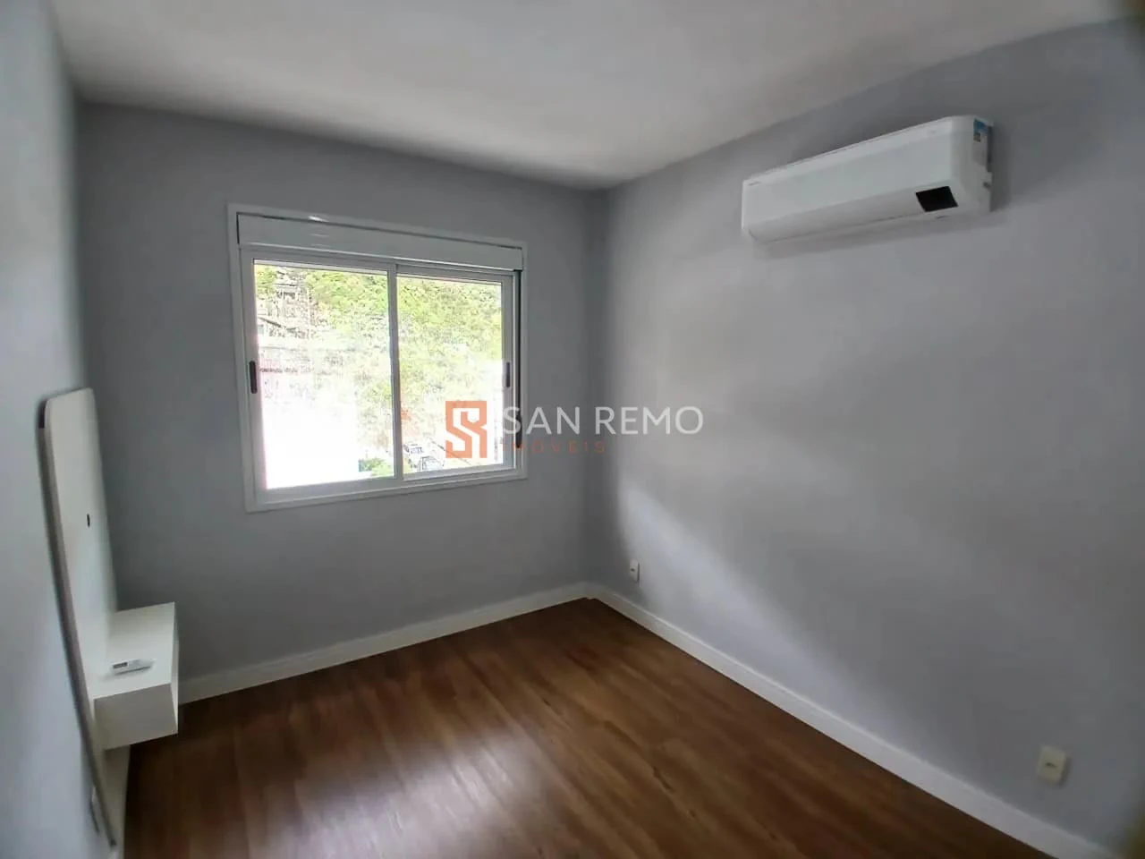 3-bedroom apartment in a building with a pool — photo 6