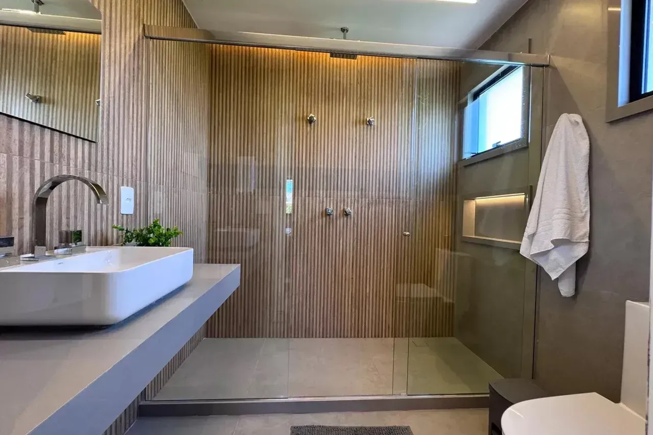 Casa de 4 dormitorios con ventanales de piso a techo — photo 18