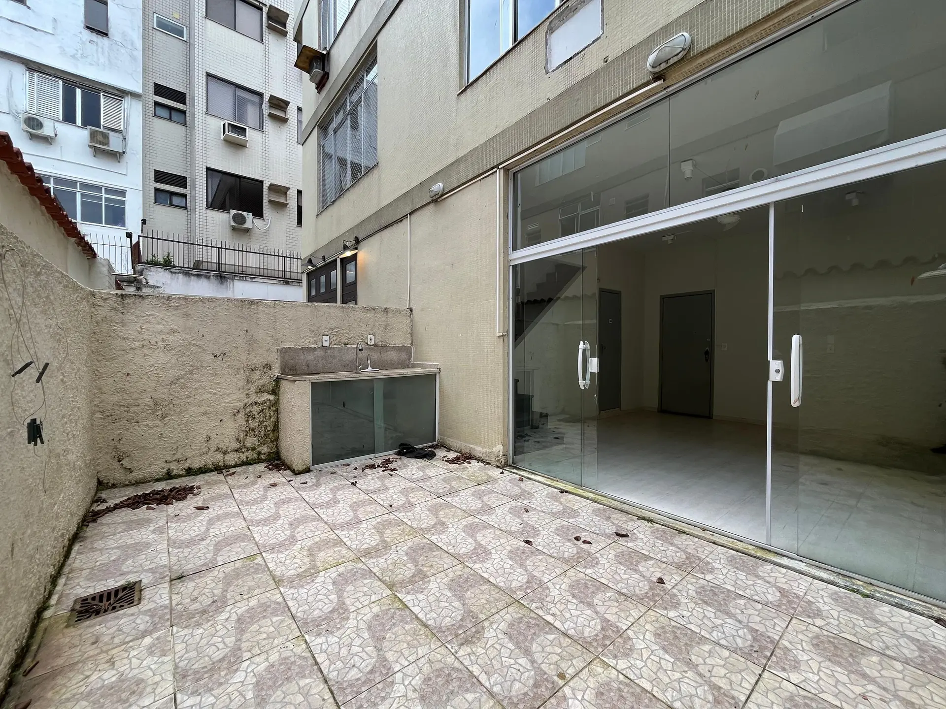 Bathtub in a 2-bedroom apartment, 170 m² — photo 8