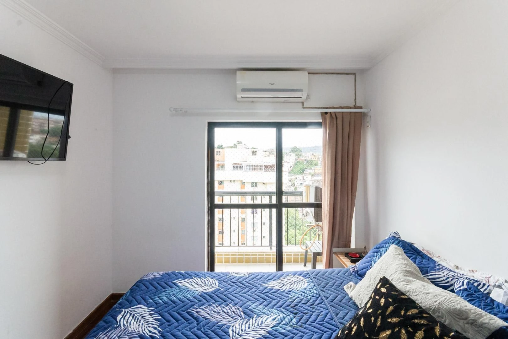 4-bedroom apartment with a mountain view in Rio de Janeiro — photo 10