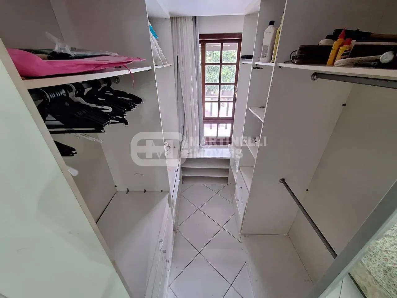 House with 5 bedrooms, all suites, plus shared pool — photo 22
