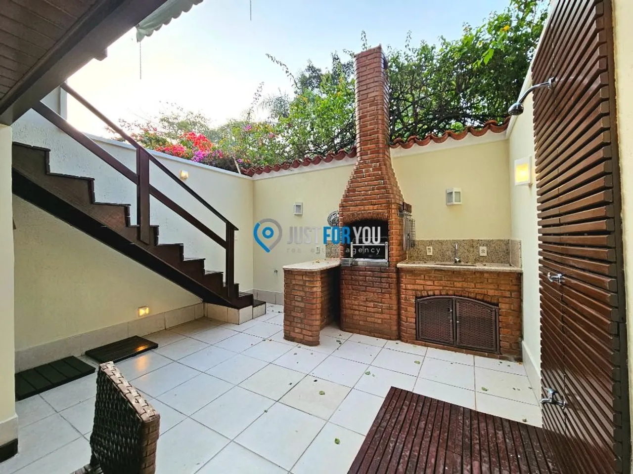 Furnished house with 4 bedrooms and 5 bathrooms — photo 15