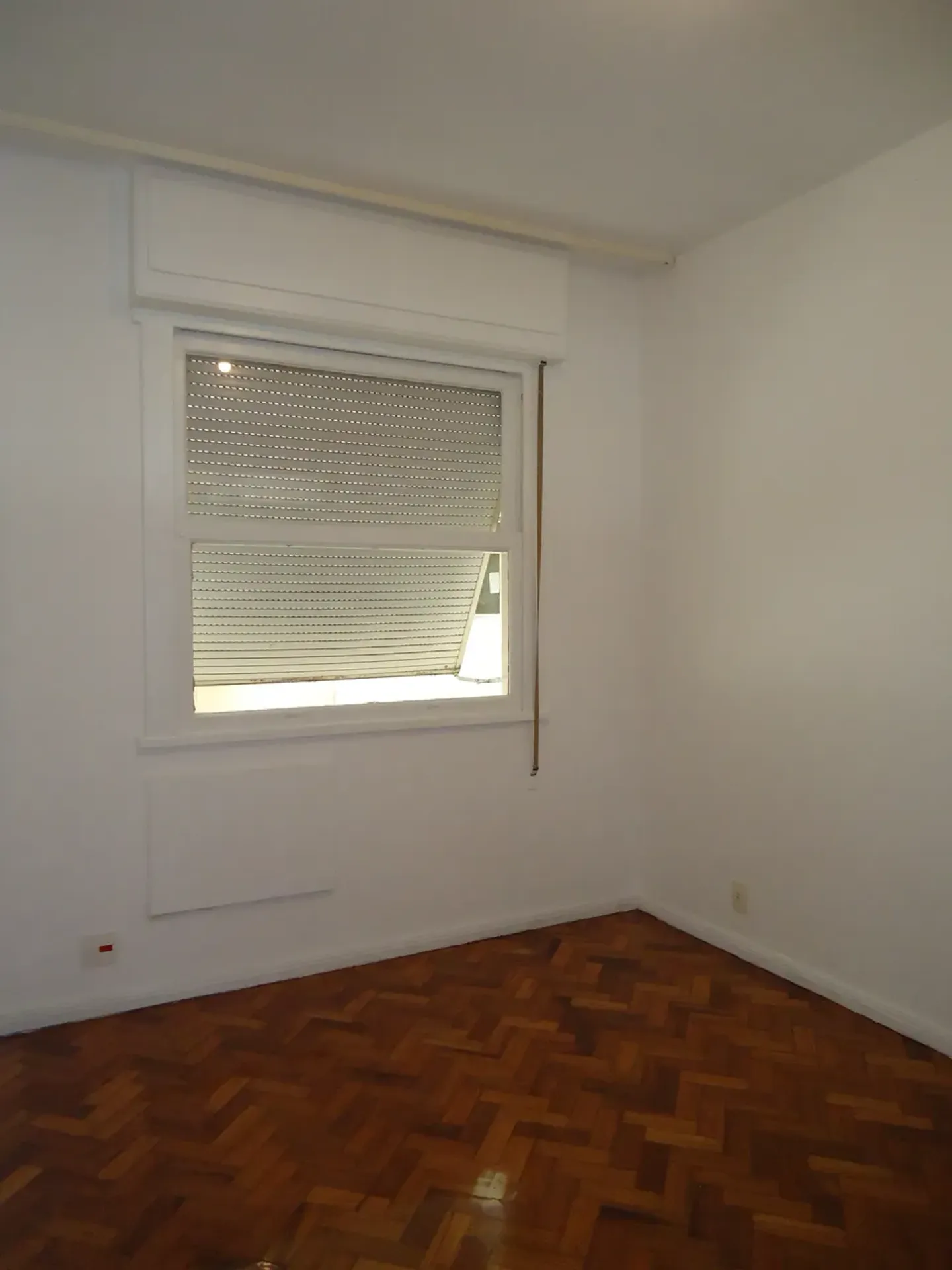 3-bedroom apartment with wood or laminate floors — photo 21