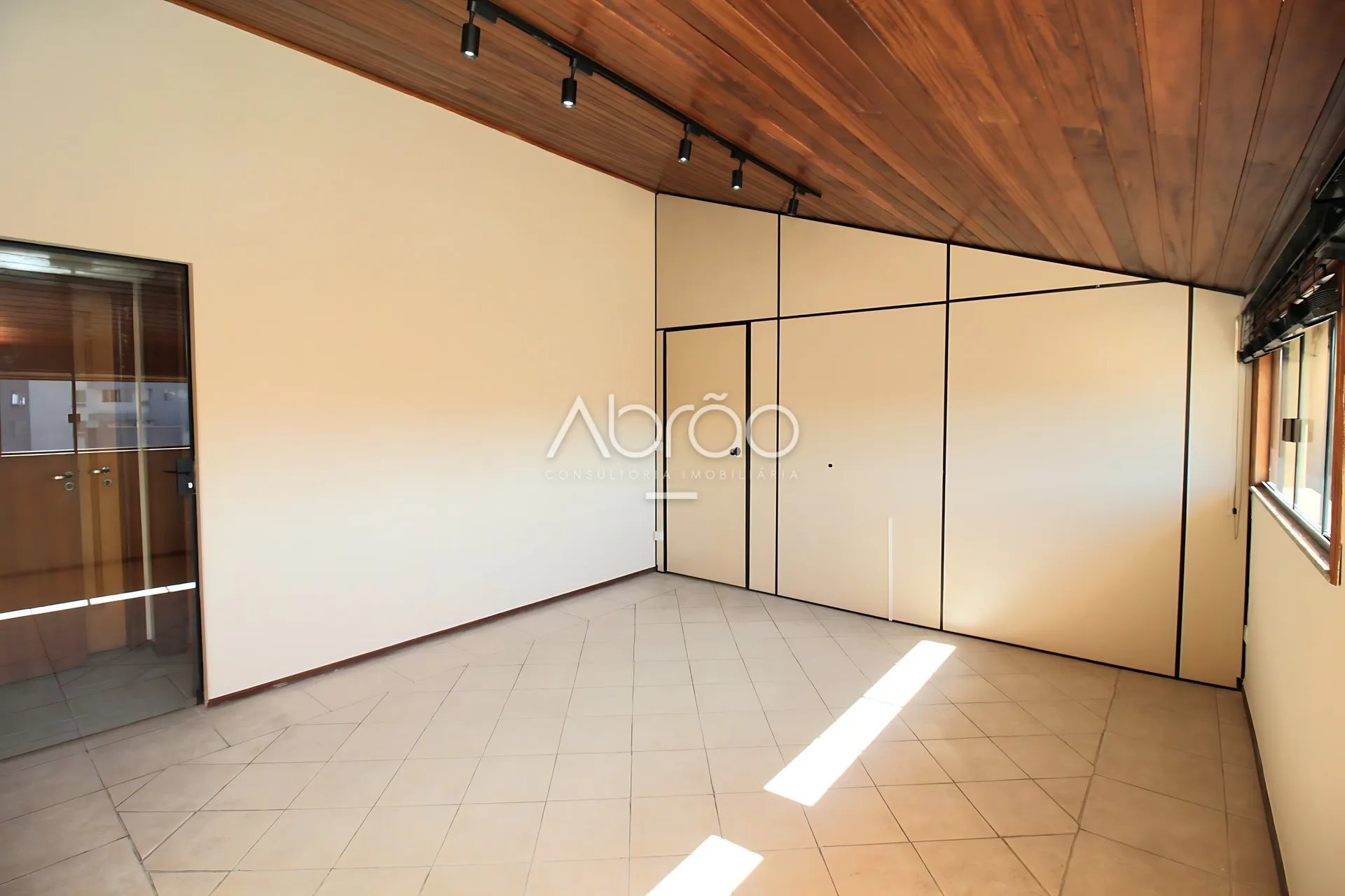 Commercial house with 5 bedrooms and 528 m², integrated kitchen — photo 23