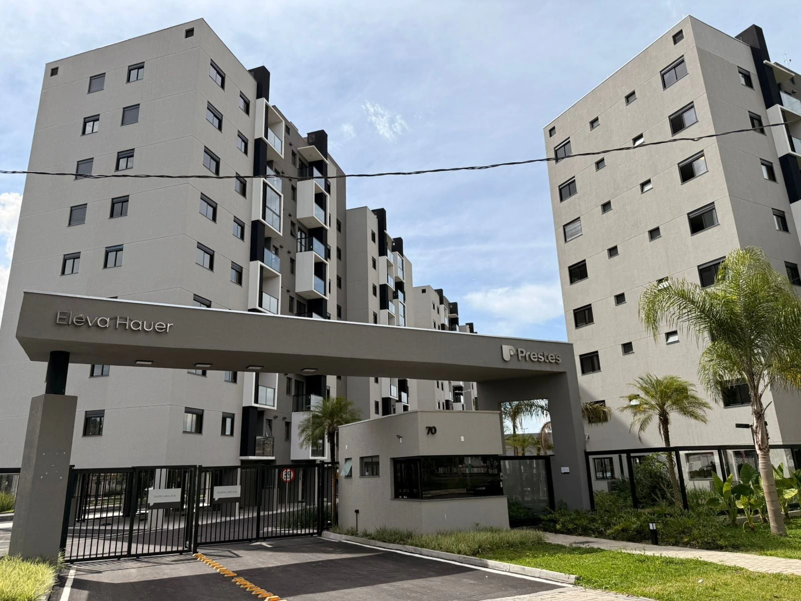Balcony with a grill in a 2-bedroom apartment, 49 m² — photo 9