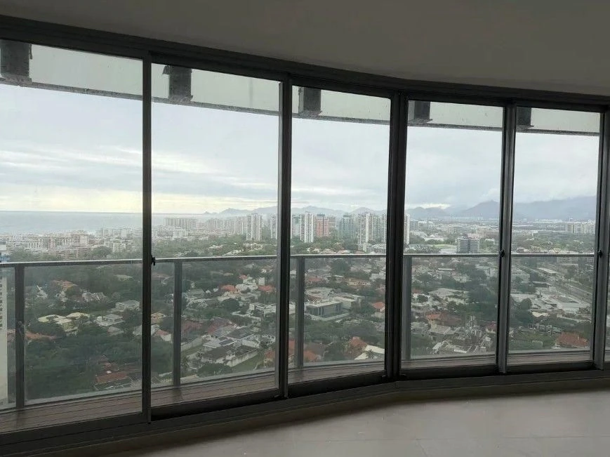 One-bedroom apartment with floor-to-ceiling windows — photo 3