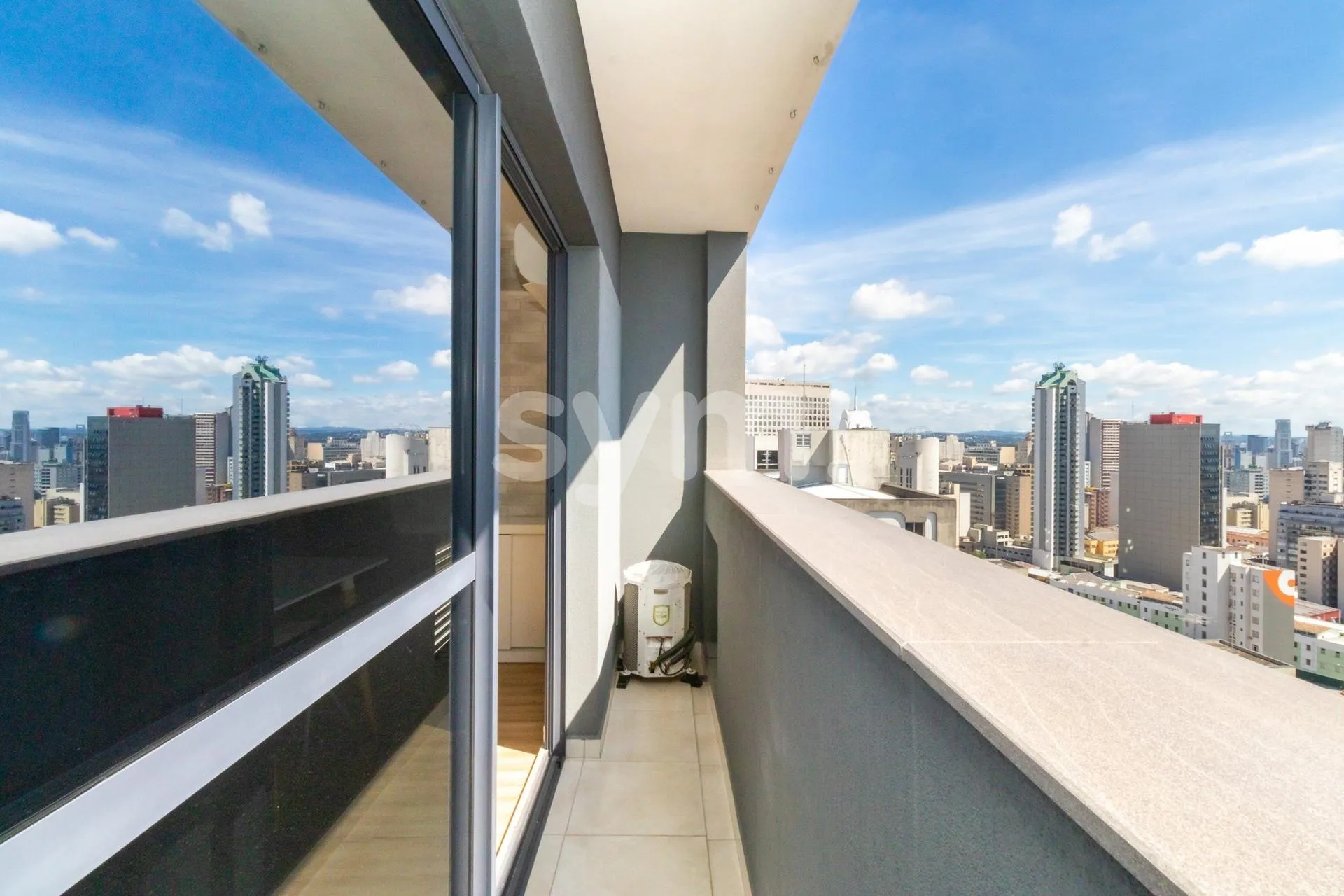 Furnished 1-bedroom apartment with a glass-enclosed balcony — photo 135