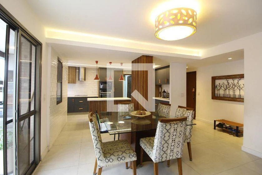 Furnished 4-bedroom apartment with 245 m² and glass balcony — photo 11