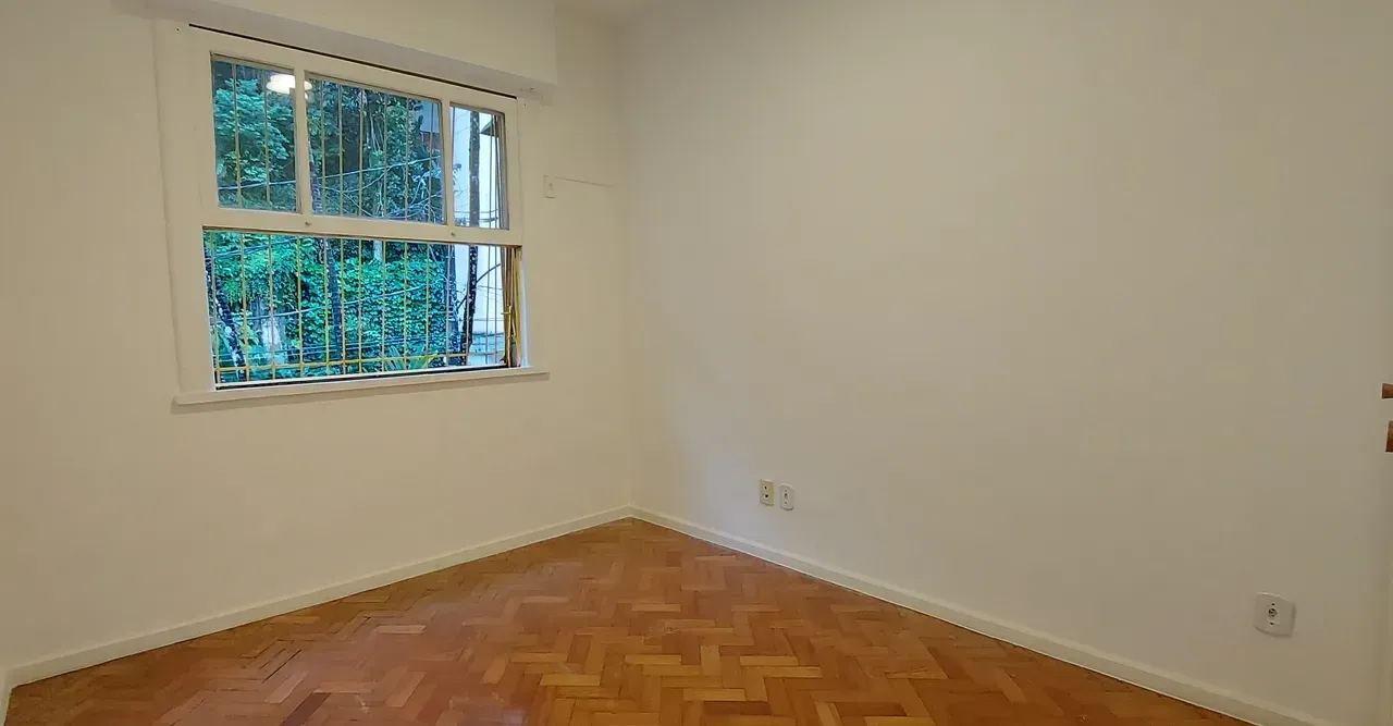 1-bedroom apartment with wood floors and glass shower — photo 2
