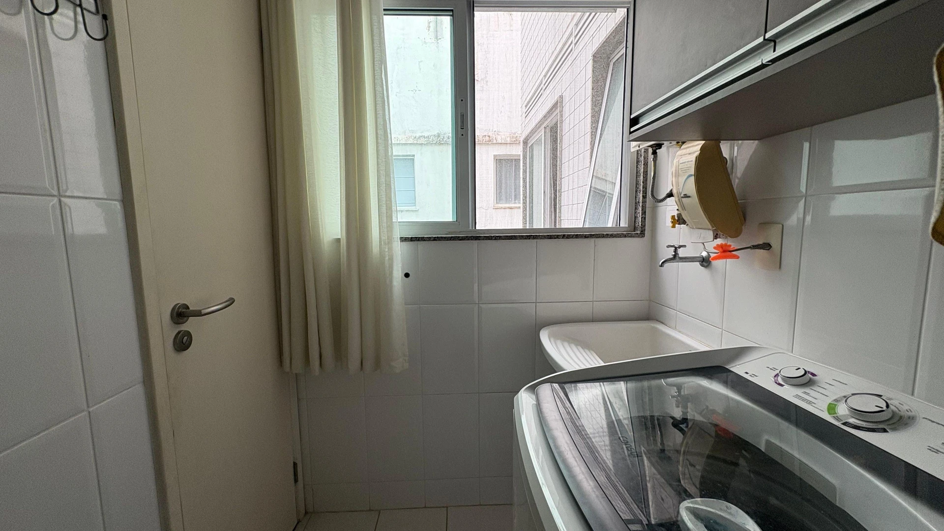 100 m² apartment with a grill on the balcony and a jacuzzi — photo 28