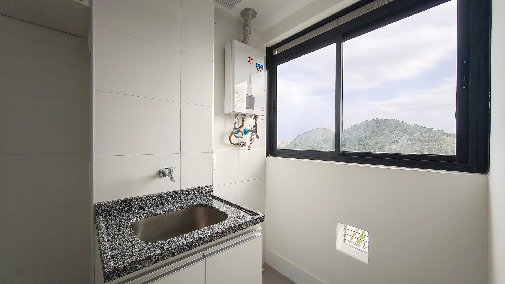 Unfurnished apartment with 2 bedrooms and open-plan kitchen — photo 26
