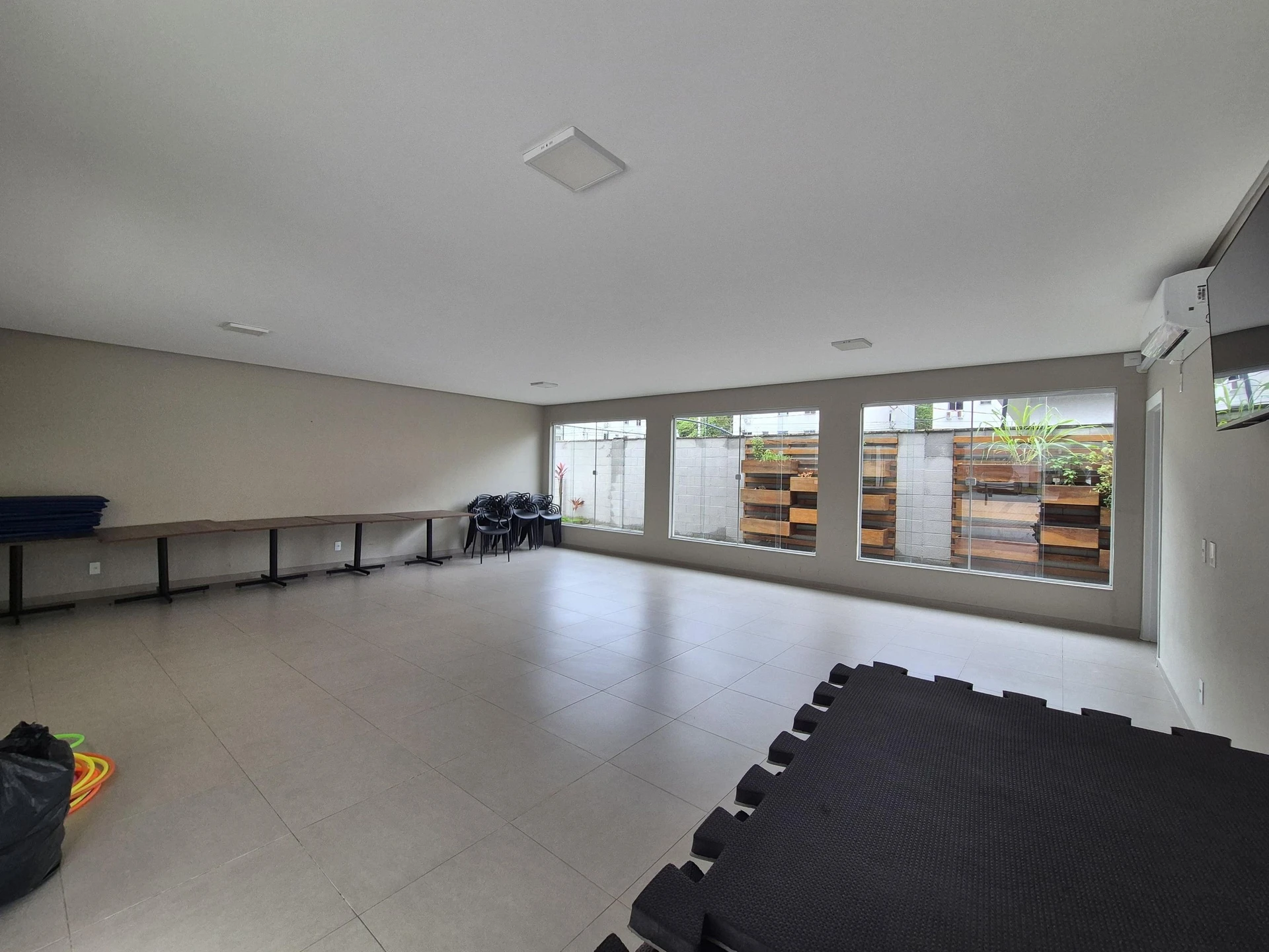 2-bedroom apartment in a building with a gym — photo 8