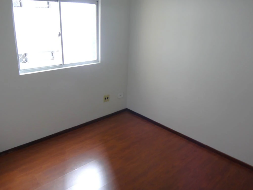 2-bedroom apartment with wood or laminate floors — photo 9