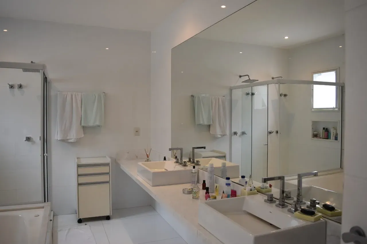 600 m² house with a private pool and a bathtub — photo 4