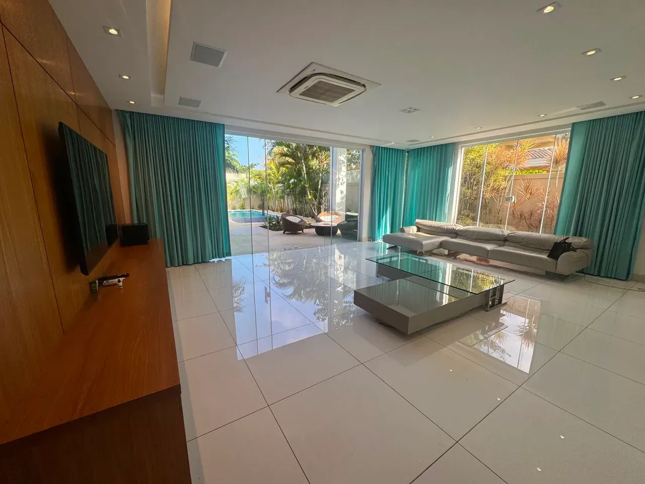 Furnished house, 750 m², with floor-to-ceiling windows — photo 6