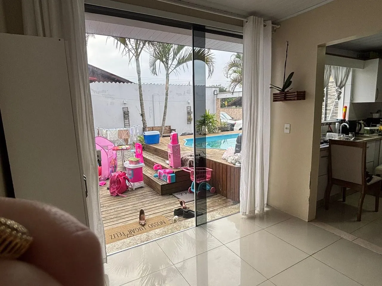 Balcony with a grill in a 3-bedroom house, 80 m² — photo 10