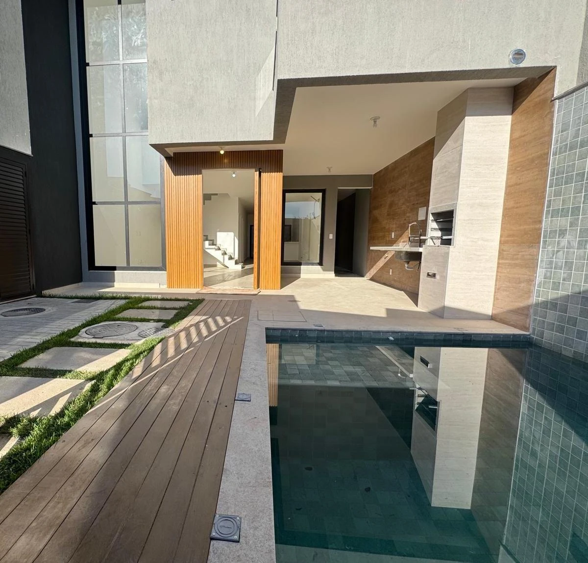 House, 240 m², with a glass-enclosed balcony — photo 30