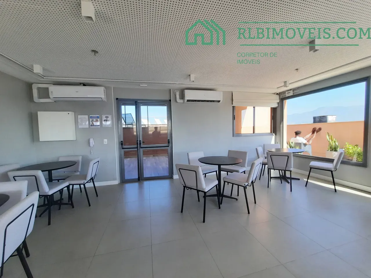 1-bedroom apartment with air conditioning and microwave — photo 43